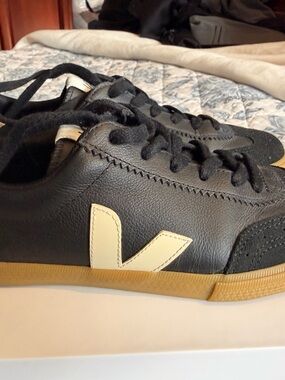 Veja Black Leather Sneakers with Cream V and Gum Sole size 8 EXCELLENT CONDITION